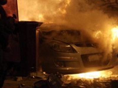 Φωτιά σε Ι.Χ στα Καλύβια