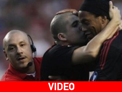 Εισέβαλε στο γήπεδο… για να φιλήσει τον Ronaldinho