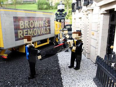 Οι πολιτικές βρετανικές «κοκκορομαχίες»… με lego