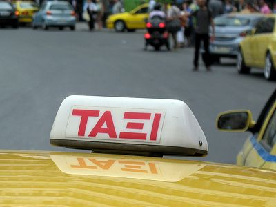 Πορεία των ιδιοκτητών ταξί στο Υπουργείο Οικονομικών