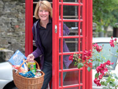 Μίνι μάρκετ σε τηλεφωνικό θάλαμο