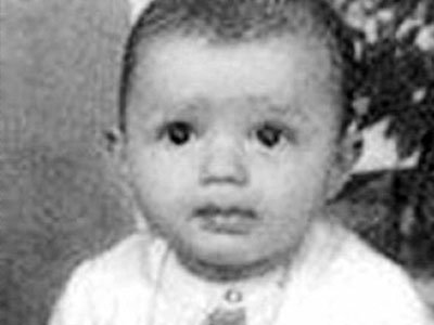 Ποιος είναι ο διάσημος που κρύβεται πίσω από τη φωτογραφία;