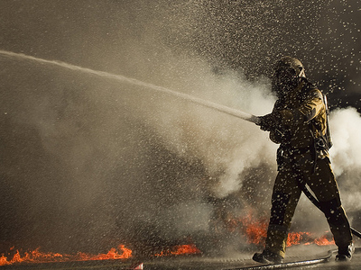 Κατασβέστηκε η πυρκαγιά στην έκθεση αυτοκινήτων στη Βάρη