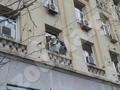 Δεν αποχωρούν οι απολυμένοι της πρώην Ο.Α.