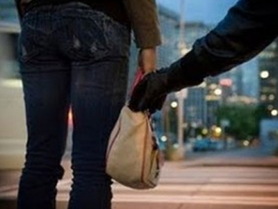 Γυναίκα έπεσε θύμα τσαντάκηδων