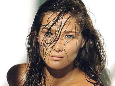 «Στο σφυρί» αισθησιακή φωτογραφία της Carla Bruni