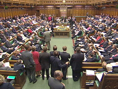 Ανοίγει η ψαλίδα Συντηρητικών-Εργατικών