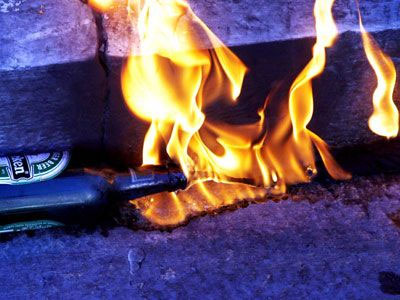 Έριξαν μολότοφ στα Εξάρχεια