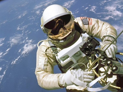 Ο πρώτος διαστημικός περίπατος μελών του Αtlantis