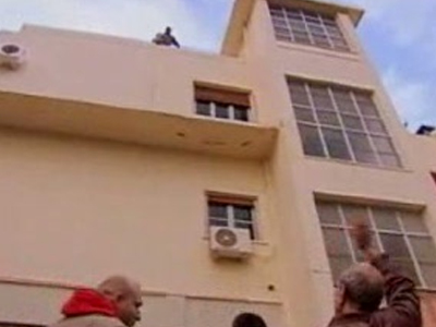 Απειλεί να πέσει από το μπαλκόνι του σπιτιού του Απειλεί να πέσει από το μπαλκόνι του σπιτιού του