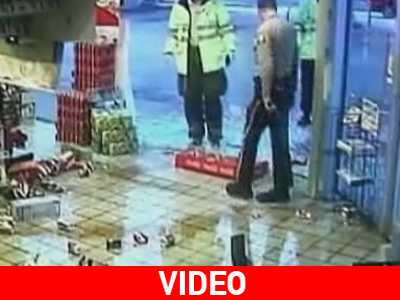 Πελάτης εισέβαλε με το όχημά του σε κατάστημα