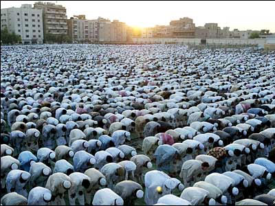 Προετοιμάζονται για τον εορτασμό του Eid Al Fitr