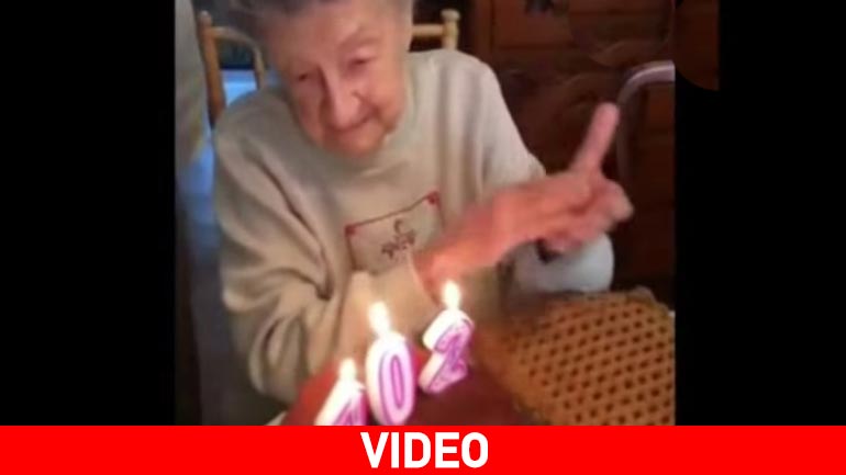 Σβήνει τα κεράκια γενεθλίων της και…
