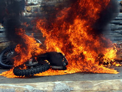 Φωτιά σε μοτοσυκλέτες στη Θεσσαλονίκη