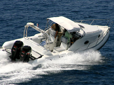 Ακυβέρνητο σκάφος με τρεις επιβαίνοντες