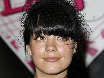 Δεν εγκαταλείπει τη μουσική βιομηχανία η Lily Allen