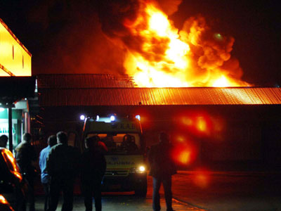 Παραδομένη στις φλόγες η βιοτεχνία φωτιστικών