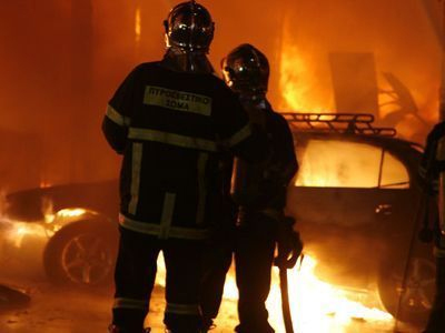Φωτιά σε δύο Ι.Χ στον Πειραιά