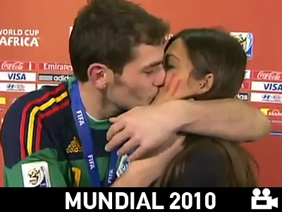 Το καυτό φιλί του Casillas στη δημοσιογράφο
