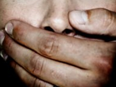 Τη φίμωσαν για να τη ληστέψουν