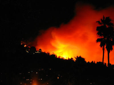 Σε εξέλιξη η πυρκαγιά στο Ηράκλειο Κρήτης