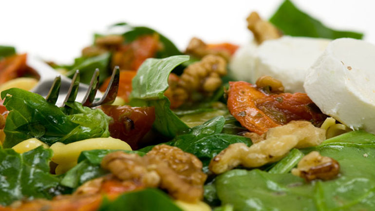 Πράσινη σαλάτα με καρύδια