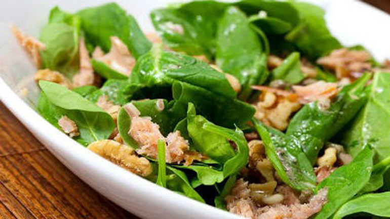 Σαλάτα με καπνιστό σολομό και αυγό