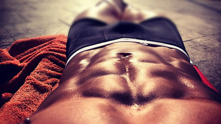 Χτίσε κοιλιακούς για παραλία!