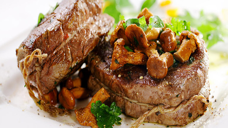 Συνταγή: Φιλέτο μοσχαριού με μανιτάρια και κρασί