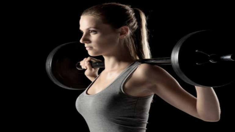 Μύθοι και αλήθειες για τη σχέση των γυναικών με τα βάρη