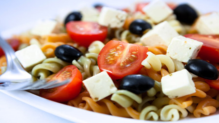 Χωριάτικη σαλάτα με ζυμαρικά