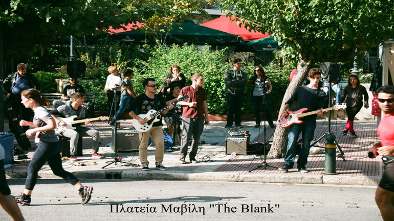 Ο ρυθμός του Μαραθωνίου: Οι εθελοντές στηρίζουν τους δρομείς μετά μουσικής