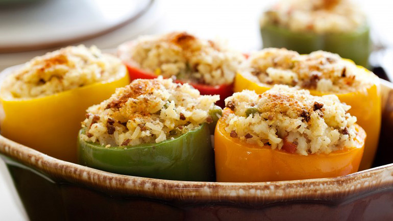 Πιπεριές γεμιστές με πλιγούρι και λαχανικά