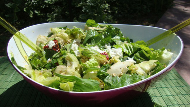 Σαλάτα πράσινη με τσιπς από speck