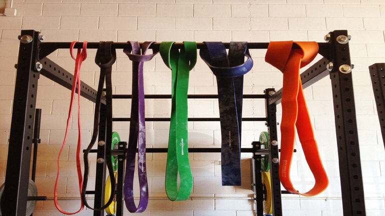 Τελειοποίησε τις έλξεις στο μονόζυγο χρησιμοποιώντας ιμάντα