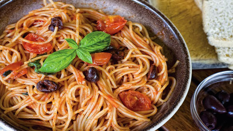 Σπαγγέτι ολικής αλέσεως με ελιές και πιπεριές Φλωρίνης