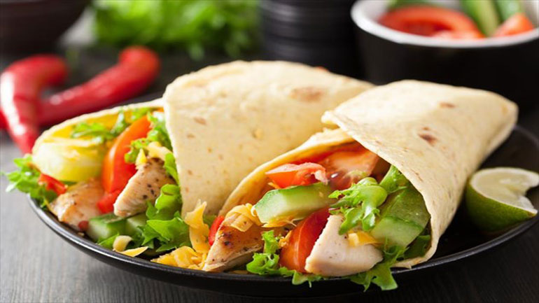 Τορτίγια ολικής άλεσης με κοτόπουλο και λαχανικά