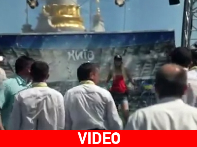 Τα… έβαλε με το κύπελλο του Euro 2012