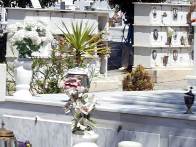 Κλέβουν τους τάφους των χωριών