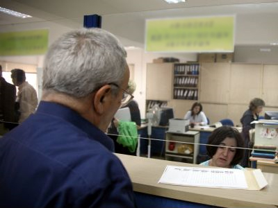 Νοικιάζουν ανθρώπους για να περιμένουν στην ουρά