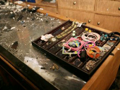 Λήστεψαν κοσμηματοπωλείο με… ασθενοφόρο