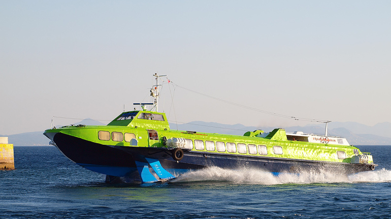 Επιστρέφει στον Πειραιά με βλάβη το Flying Dolphin