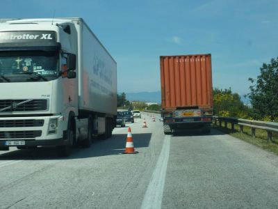 Επιτέθηκαν με πέτρες σε Ι.Χ. φορτηγά