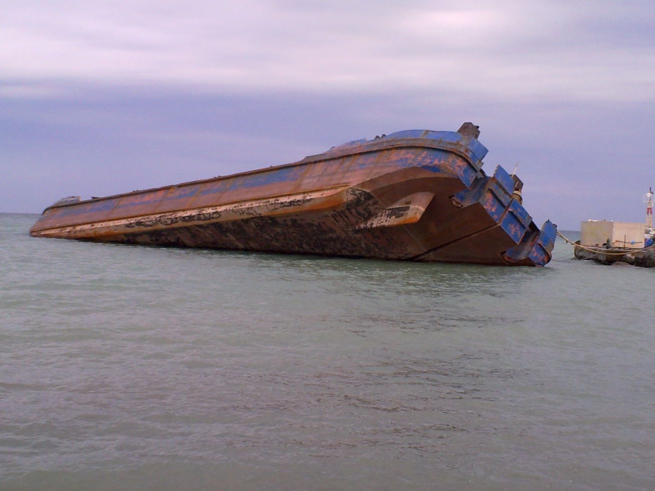 Βύθιση φορτηγίδας στην Κατερίνη