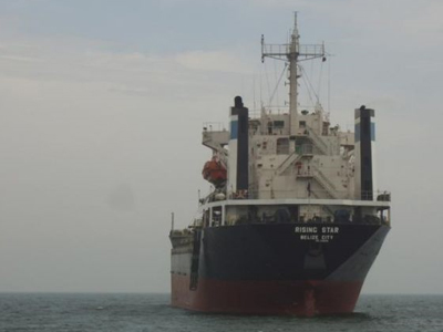 Υπό έλεγχο πυρκαγιά σε φορτηγό πλοίο στη Μήλο