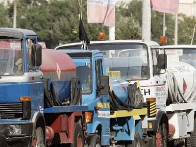 Ξανά έξω από τη Νομαρχία Πειραιά τα φορτηγά