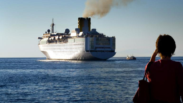 Στη Βουλή η ατμοσφαιρική ρύπανση από πλοία