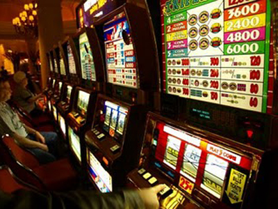 Απ’ έξω internet cafe κι από μέσα «φρουτάκια»