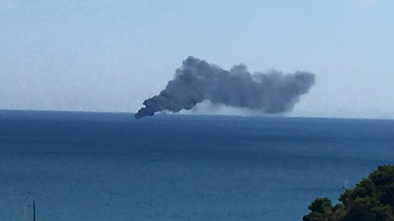 Οι πρώτες εικόνες από τη φωτιά στο πλοίο στον Πειραιά. 10 επιβάτες είχε το σκάφος