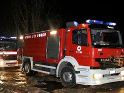 Ξύλινη αποθήκη τυλίχτηκε στις φλόγες